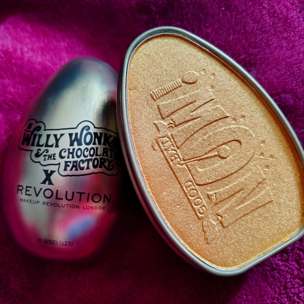 NWT Willy Wonka-Chocolate Factory x Makeup Revolution Golden Egg Highlighter
